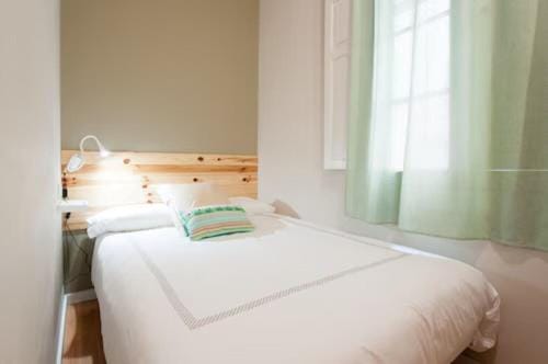 Bed, Photo of the whole room, towels