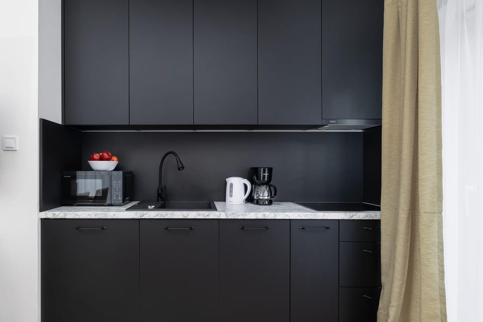 Kitchen or kitchenette, microwave, stove