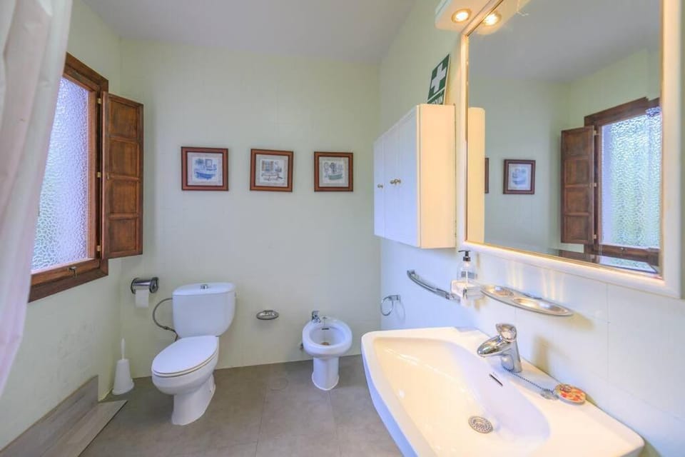 Bathroom, Bath, bidet, towels