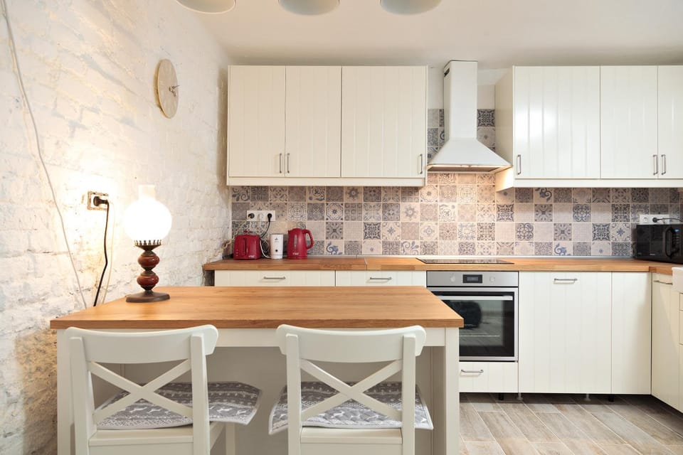 Coffee/tea facilities, Kitchen or kitchenette, Kitchen or kitchenette, dishwasher, microwave, oven, stove, toaster, Internal: Not applicable to any particular room