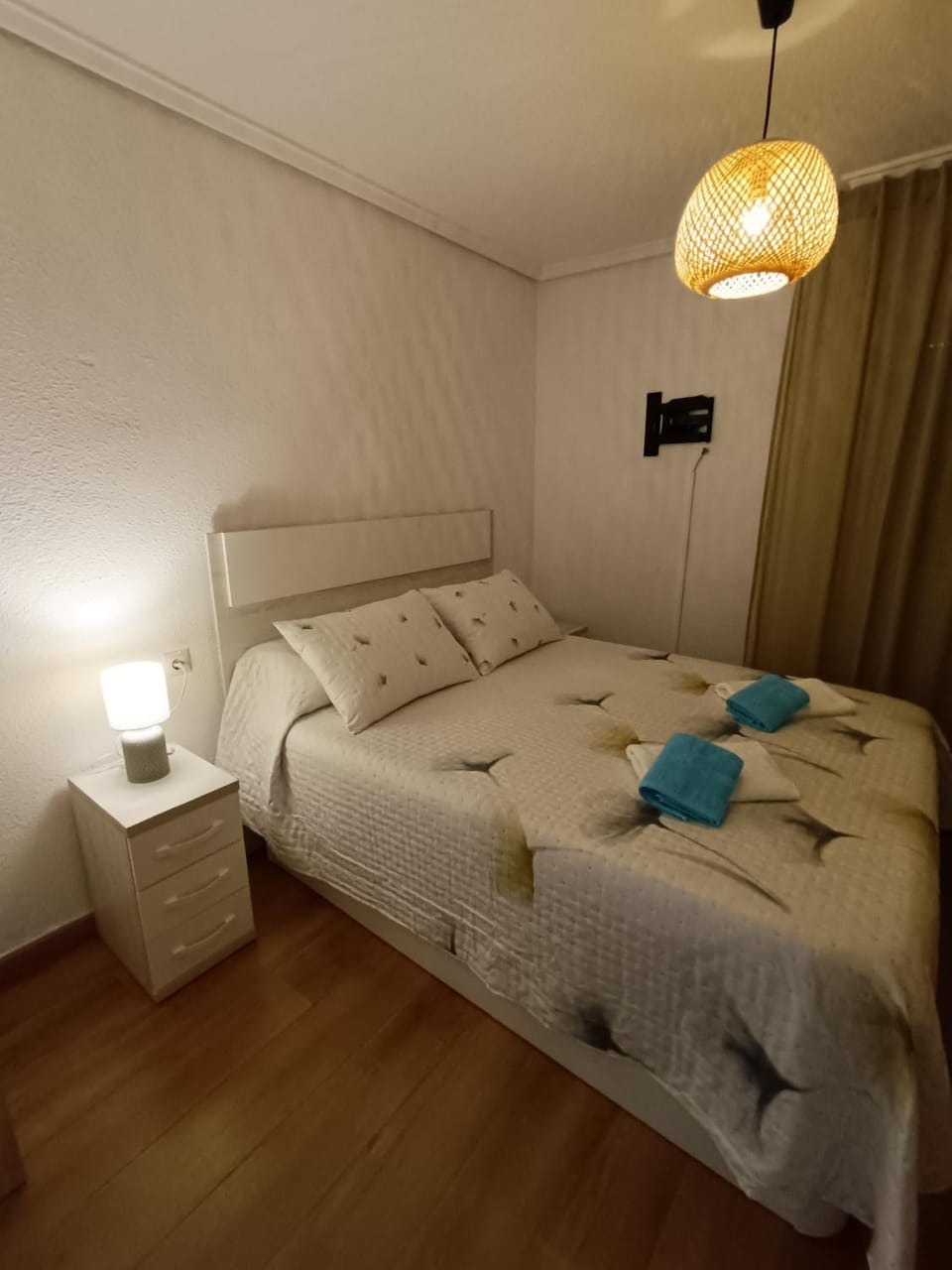 Bed, Night, Photo of the whole room, Bedroom, towels