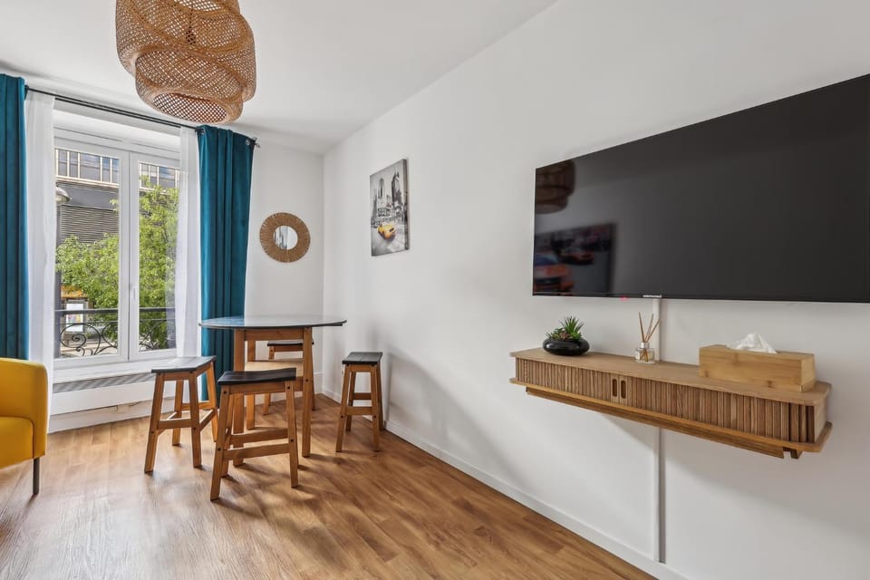 Paris Elegant 1BR, AC, Metro 2min, Montparnasse Tower Apartment in Paris