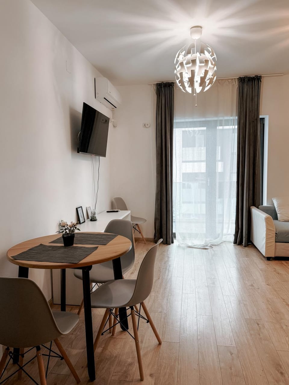 TV and multimedia, Living room, Seating area, Dining area, air conditioner