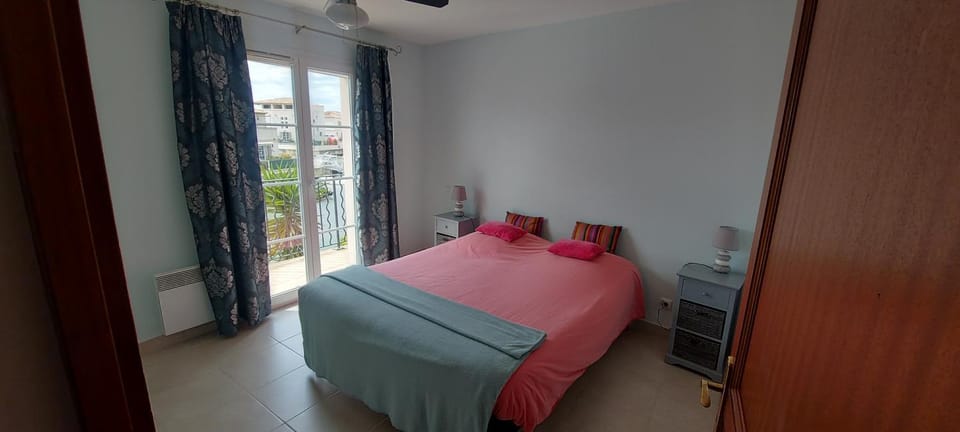 Bed, Balcony/Terrace, Bedroom, fireplace