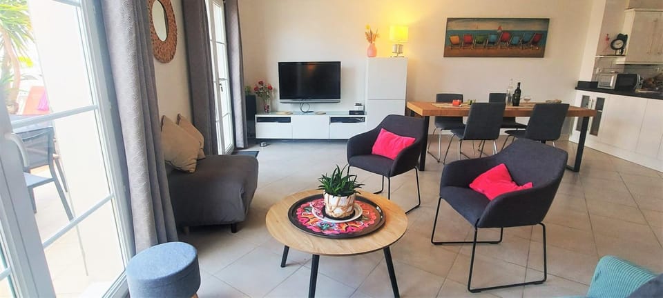 Communal lounge/ TV room, TV and multimedia, Living room, Seating area, Dining area