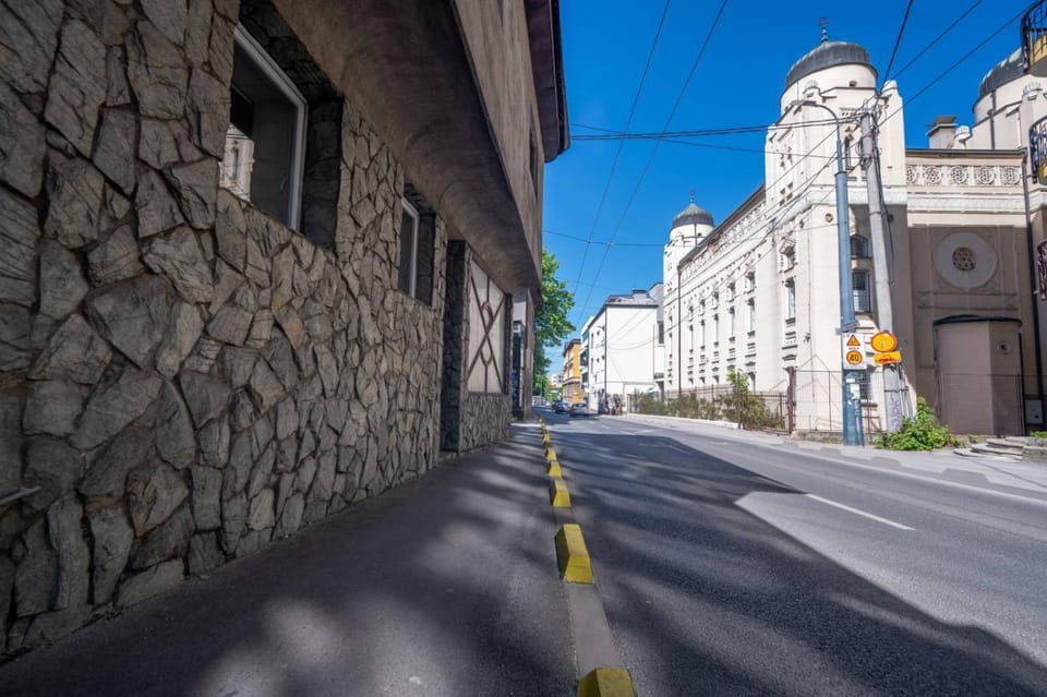 Neighbourhood, Street view, Location