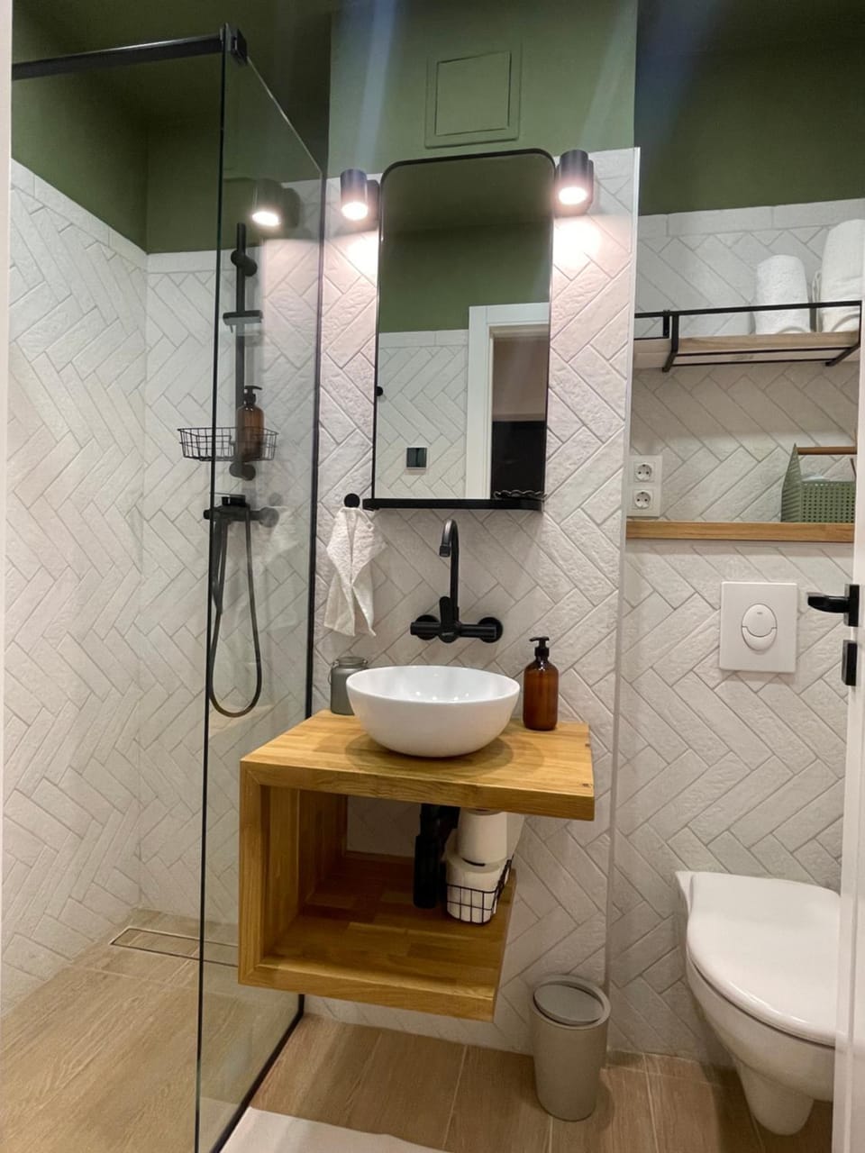 Shower, Toilet, Bathroom, towels