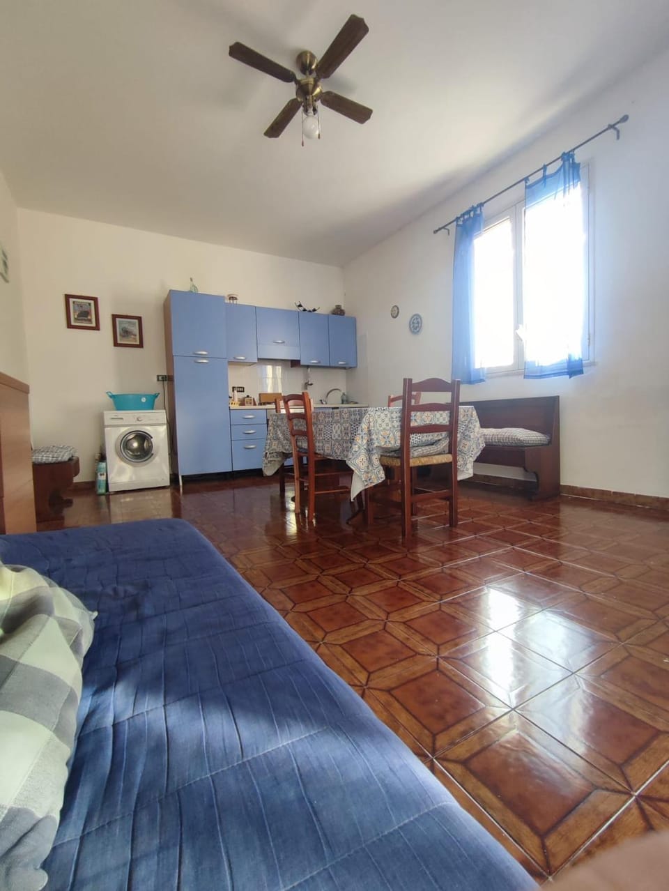 Kitchen or kitchenette, Living room, Seating area, Dining area, stove