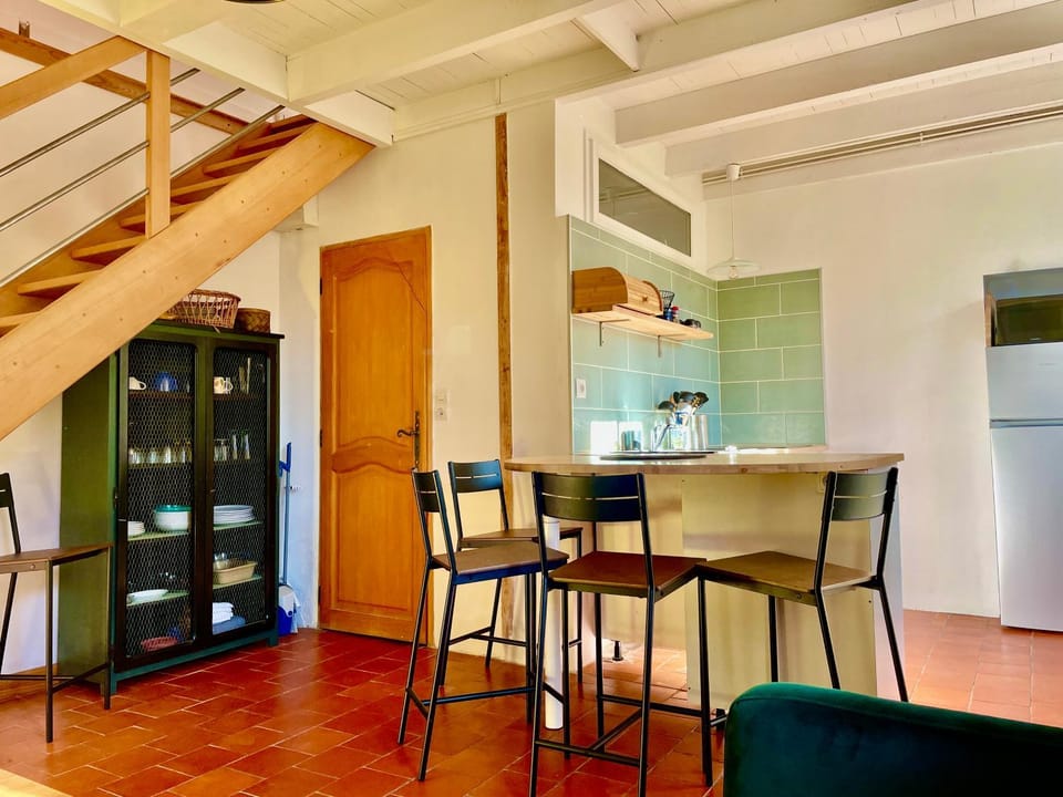 Dining area, kitchen
