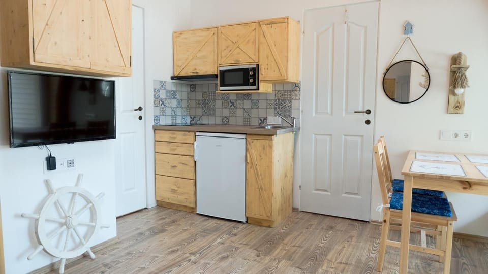TV and multimedia, Kitchen or kitchenette, Dining area, minibar, stove