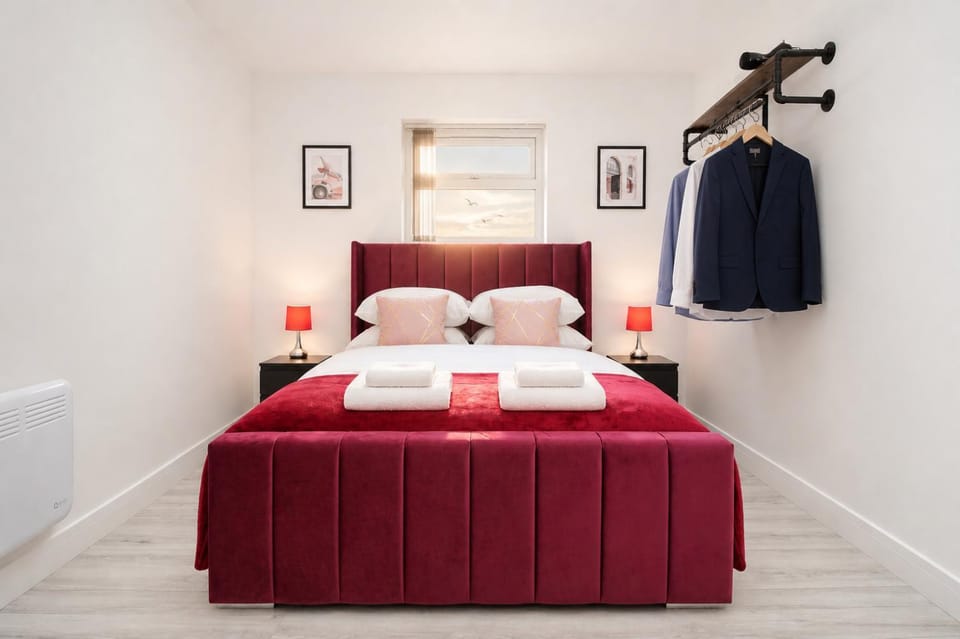 Bed, Bedroom, towels