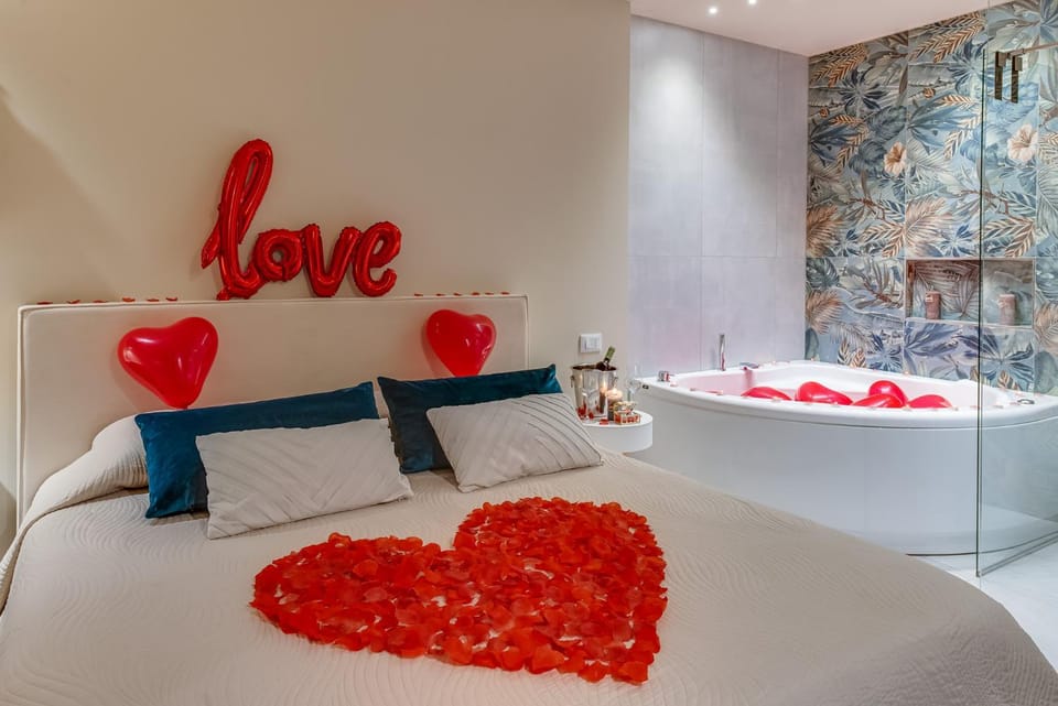 Bed, Bathroom, Photo of the whole room, Bedroom, Bath, towels