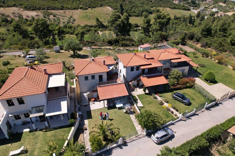 Property building, Day, Neighbourhood, Natural landscape, Bird's eye view, Garden, City view, Location, Parking