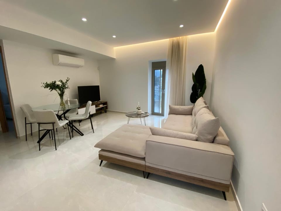 Bed, TV and multimedia, Living room, Seating area, Bedroom