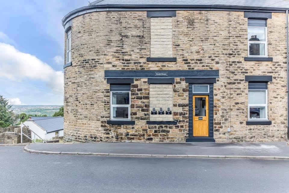 Property building, Day, Neighbourhood, Landmark view, Street view