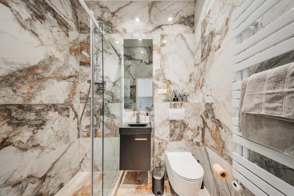 Shower, Toilet, Bathroom, towels