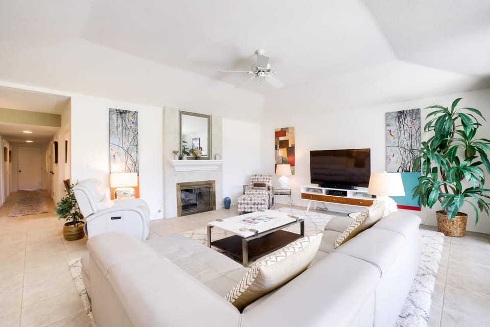 Sunny Palm Springs Haven: Fenced Patio, 6 Pools! House in Palm Springs