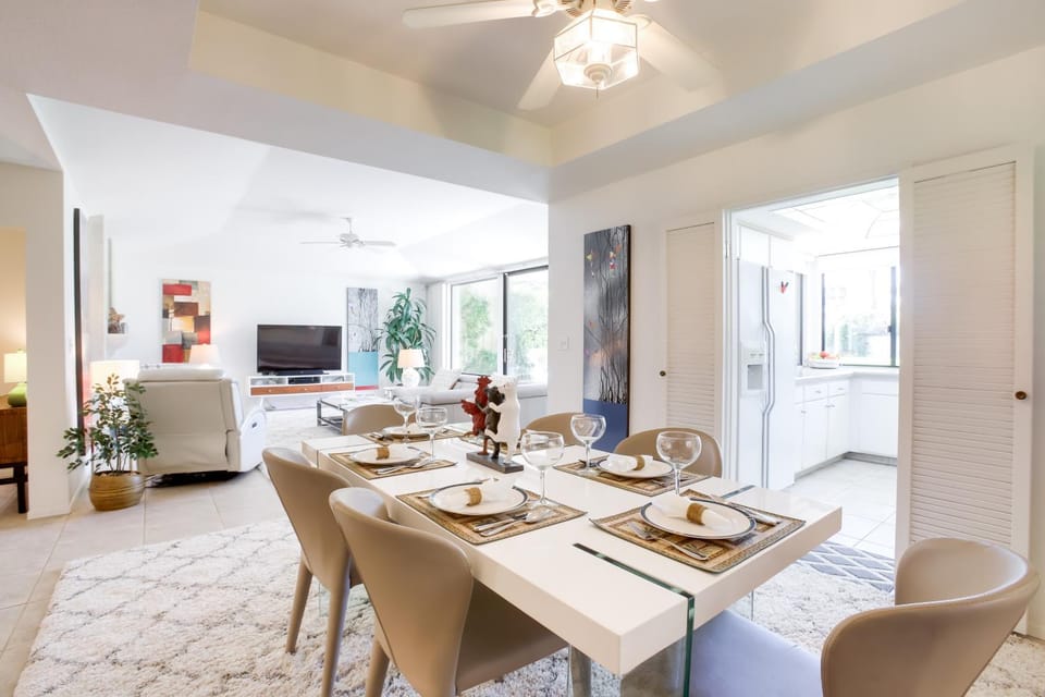 Sunny Palm Springs Haven: Fenced Patio, 6 Pools! House in Palm Springs