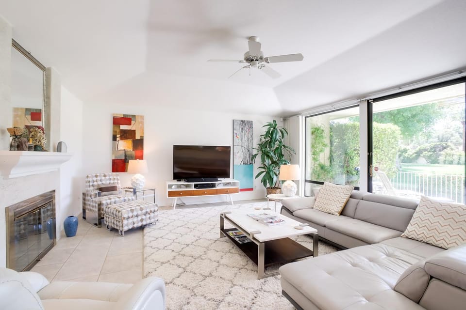 Sunny Palm Springs Haven: Fenced Patio, 6 Pools! House in Palm Springs