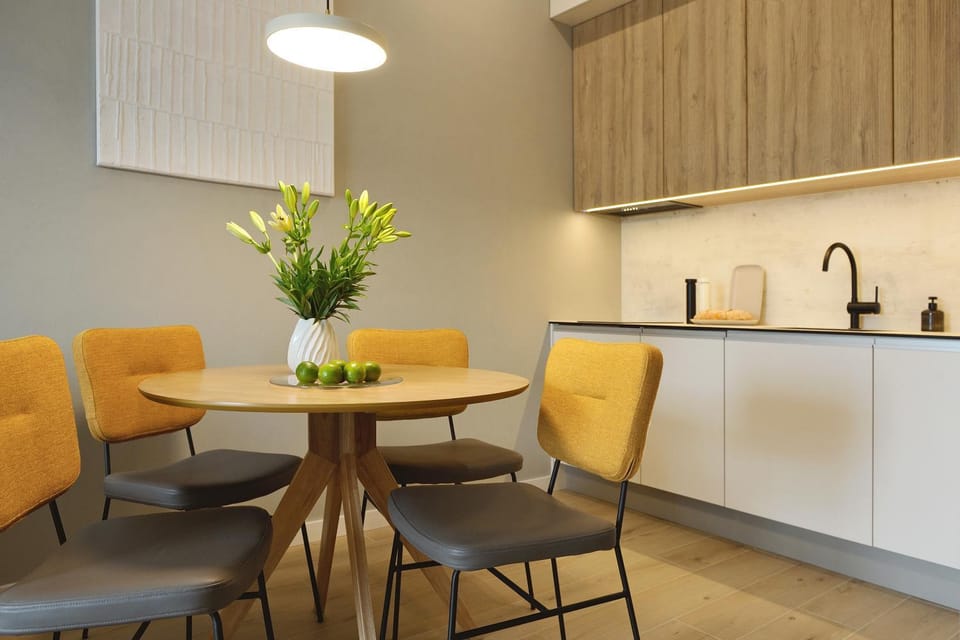 Kitchen or kitchenette, Dining area