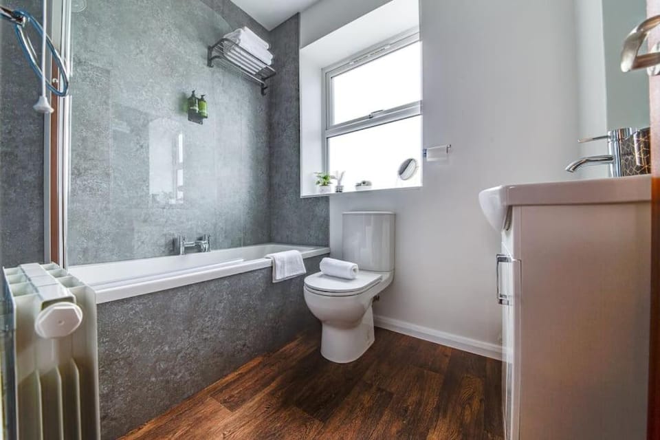 Shower, Toilet, Bathroom, Bath, towels