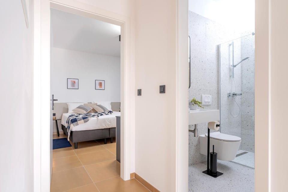 Shower, Toilet, Bed, Bathroom, Photo of the whole room, Bedroom, towels