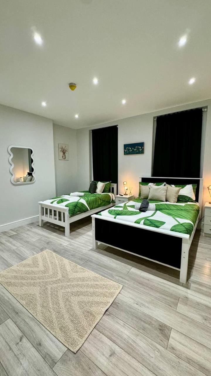 Bed, Living room, Photo of the whole room, Bedroom