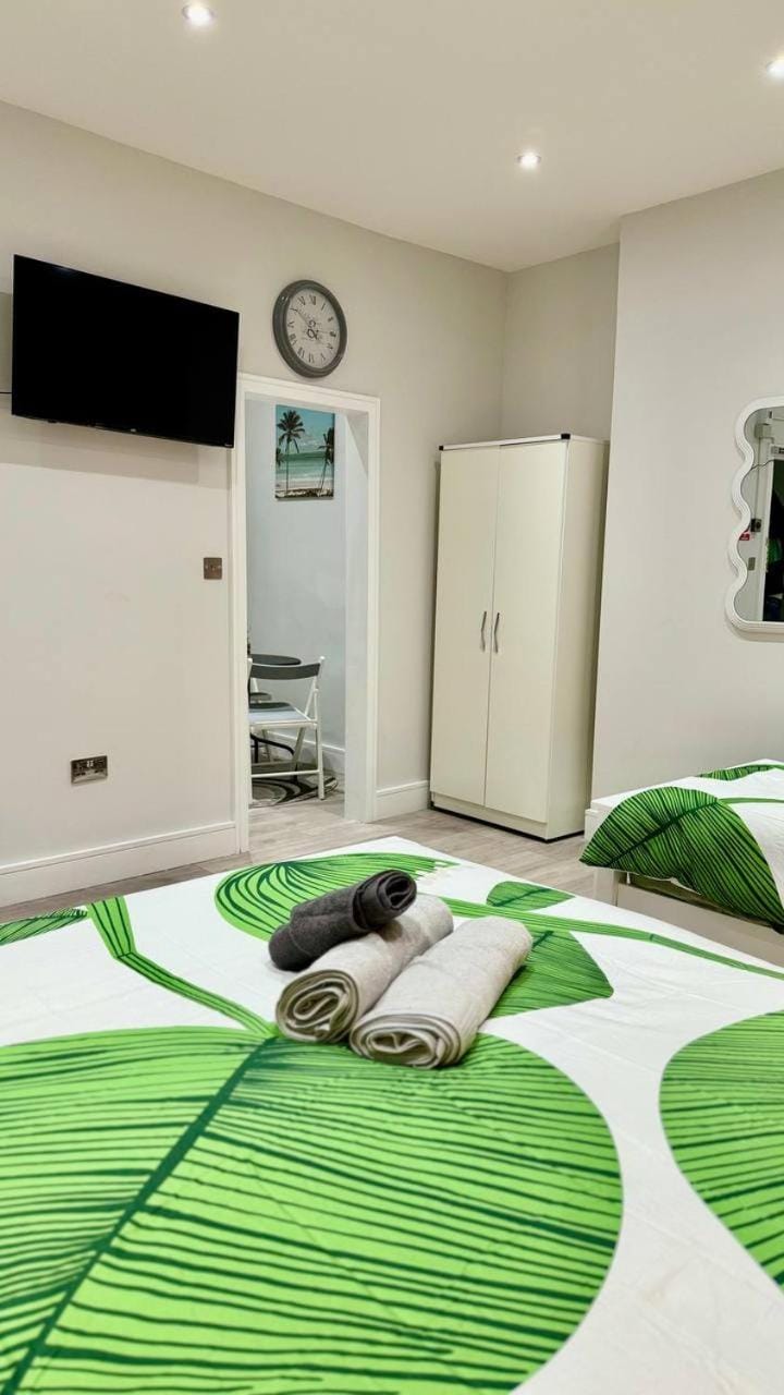 Communal lounge/ TV room, Bed, Bedroom, towels