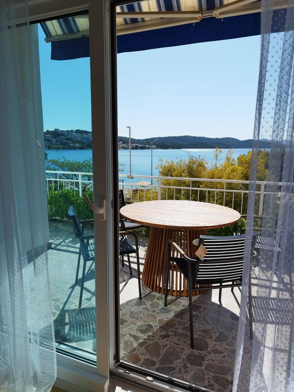 Tudija apartment3-West side place, 90m2, big terrace, beautiful beach front view Apartment in Okrug Gornji