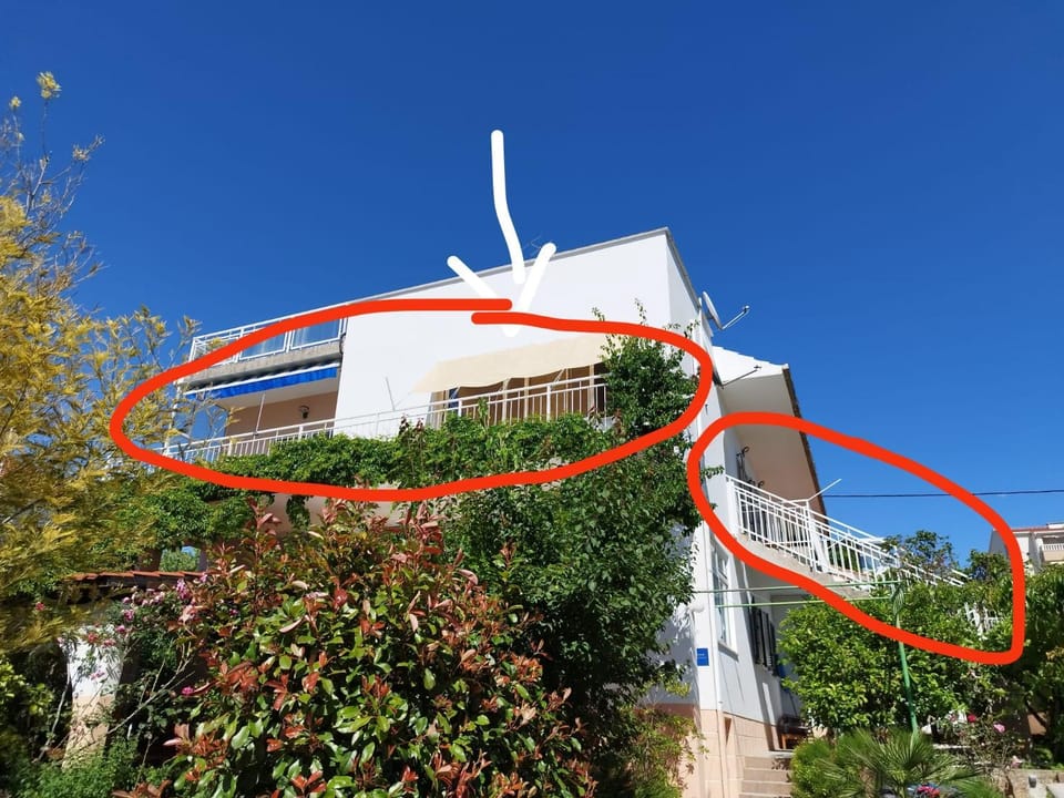 Tudija apartment3-West side place, 90m2, big terrace, beautiful beach front view Apartment in Okrug Gornji