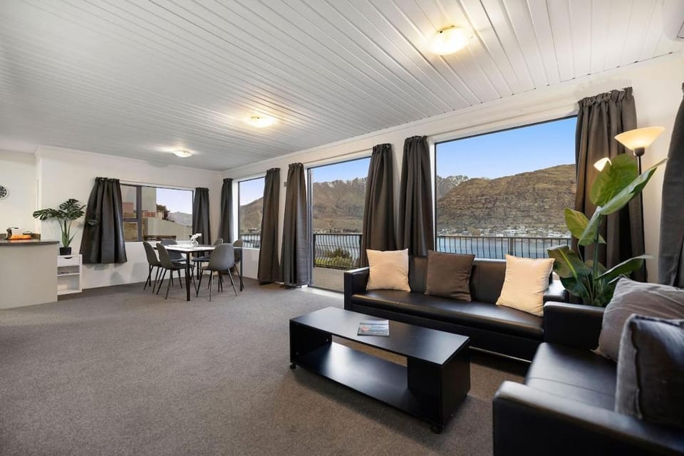 Peak Paradise Lodge - Hot Tub - Lake Views House in Queenstown