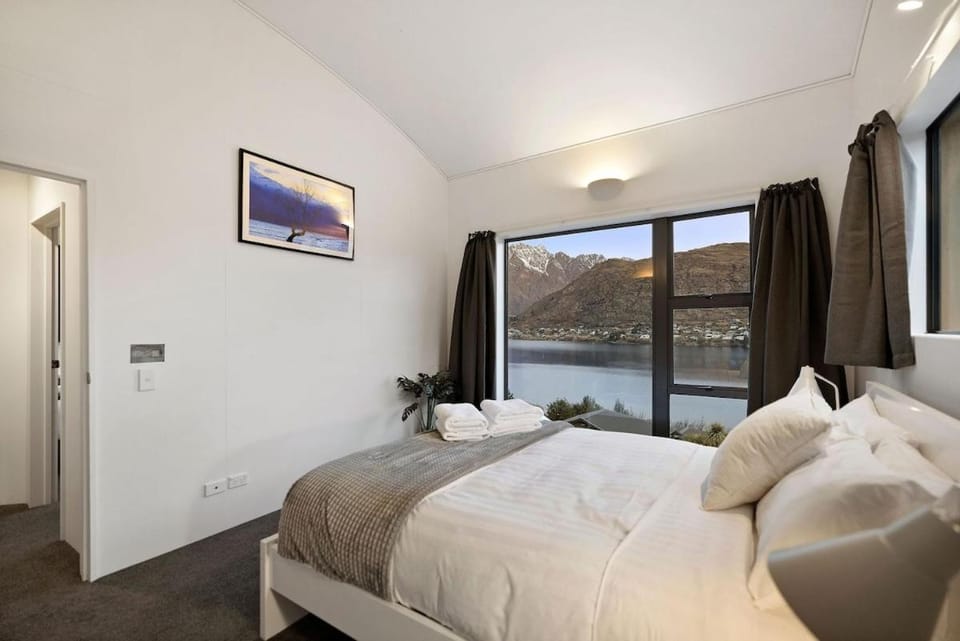 Peak Paradise Lodge - Hot Tub - Lake Views House in Queenstown
