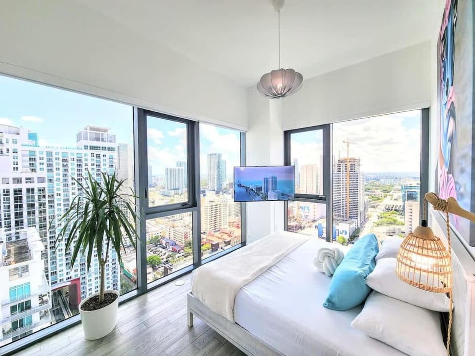 TV and multimedia, View (from property/room), Bedroom, City view
