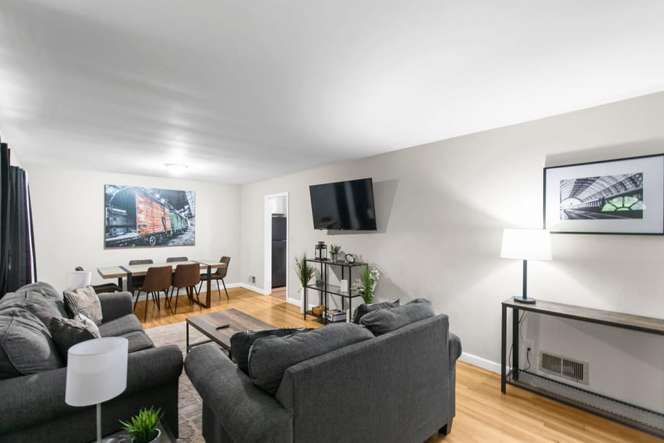 Suburban Bliss Getaway Wi-Fi Parking Long Stay House in Birmingham