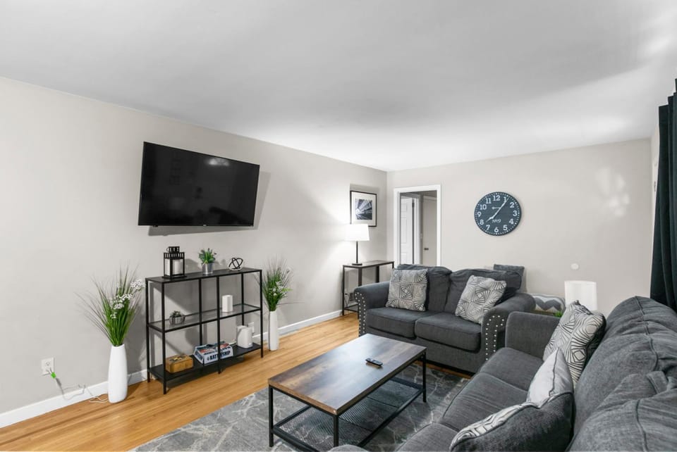 Suburban Bliss Getaway Wi-Fi Parking Long Stay House in Birmingham