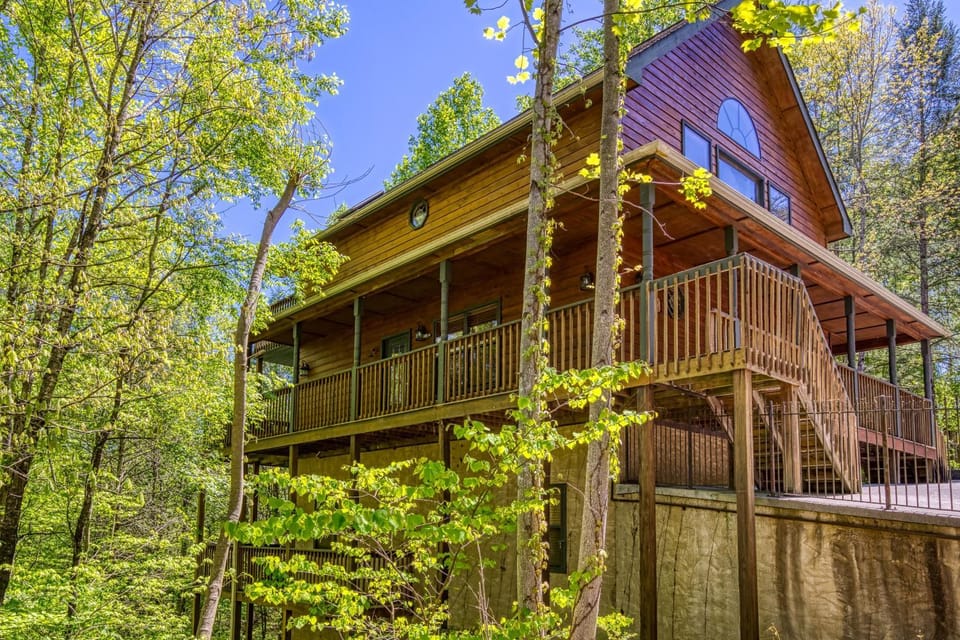 Stones Throw- You Get 560 in Free Attraction Tickets, Resort Pool, Game Room Chalet in Pigeon Forge