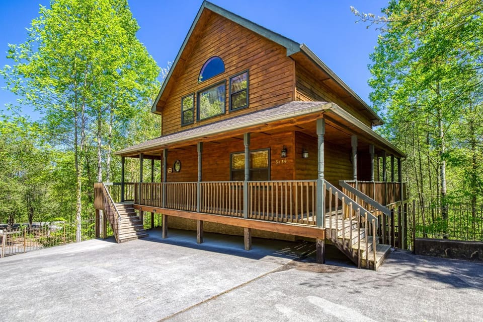Stones Throw- You Get 560 in Free Attraction Tickets, Resort Pool, Game Room Chalet in Pigeon Forge