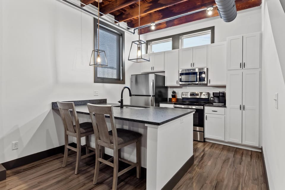 Coffee/tea facilities, Kitchen or kitchenette, Dining area, dishwasher, minibar, oven, stove