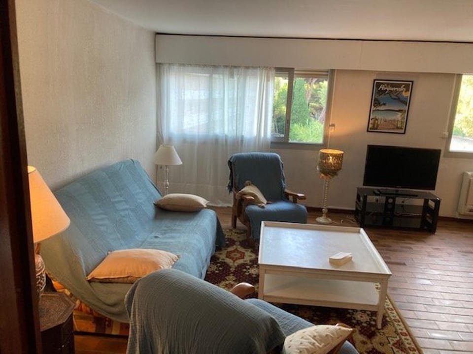 Appartement climatisé centre-ville Le Lavandou avec parking privé - FR-1-308-193 Apartment in Le Lavandou