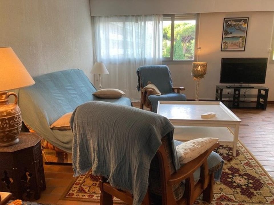 Appartement climatisé centre-ville Le Lavandou avec parking privé - FR-1-308-193 Apartment in Le Lavandou