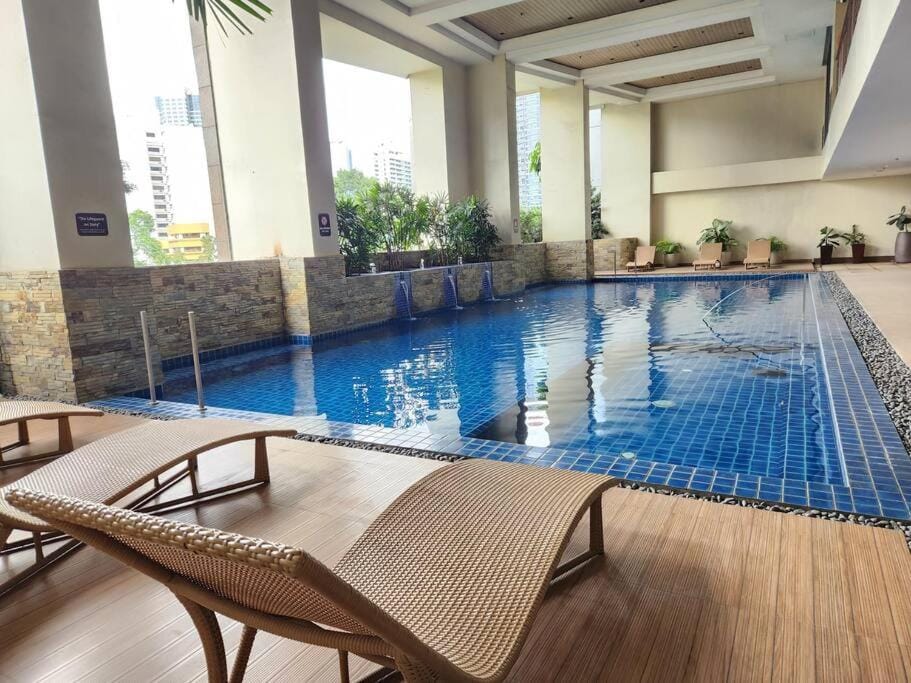 Cosy KL Tower with Parkview Balcony, Pool, Gym, Sauna Near Greenbelt 100MBPS Apartment in Pasay