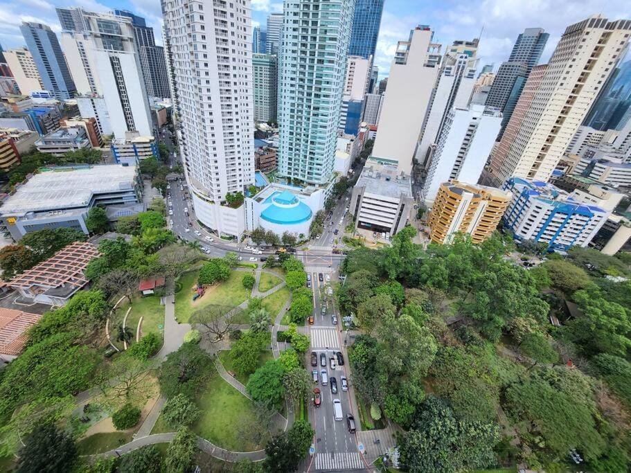 Cosy KL Tower with Parkview Balcony, Pool, Gym, Sauna Near Greenbelt 100MBPS Apartment in Pasay
