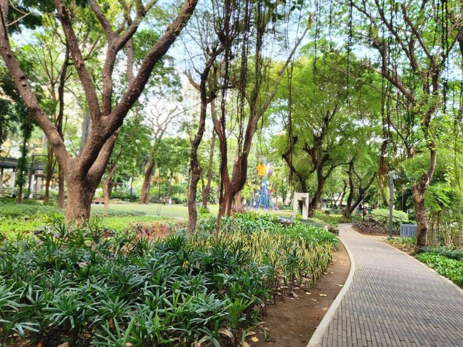 Cosy KL Tower with Parkview Balcony, Pool, Gym, Sauna Near Greenbelt 100MBPS Apartment in Pasay