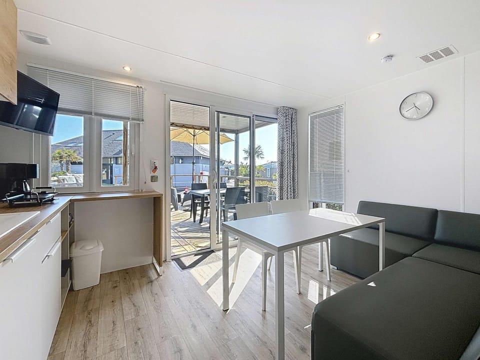 Mobil-home Confort 4 pers, plage à 200m, piscine chauffée, terrasse Sud, parking, wifi inclus - FR-1-361A-81 House in Jullouville