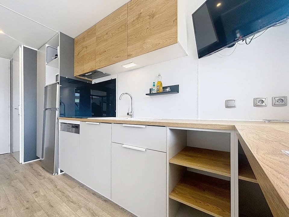 Mobil-Home Confort 4 Pers, à 200m Plage, Terrasse, Piscine Chauffée, Parking, Wi-Fi Gratuit - FR-1-361A-83 House in Jullouville