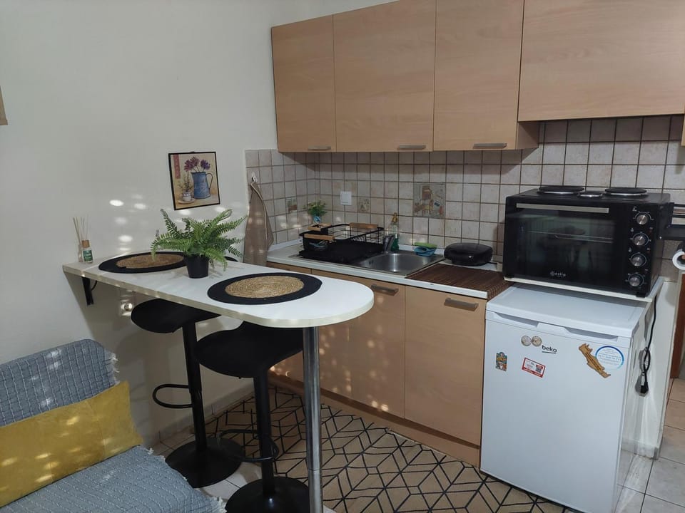Kitchen or kitchenette, Dining area, stove