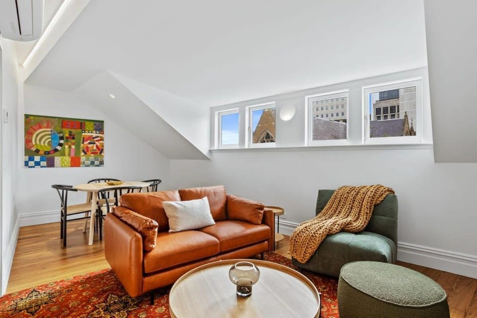 Historical Victoria Tavern Three Apartment in Hobart