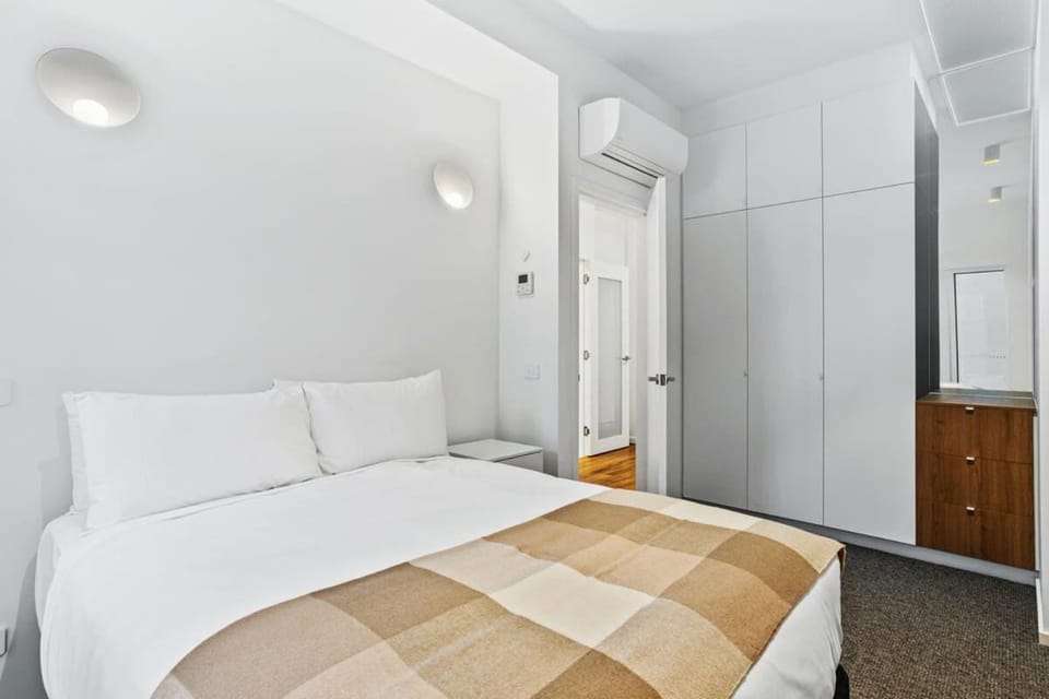 Historical Victoria Tavern Three Apartment in Hobart