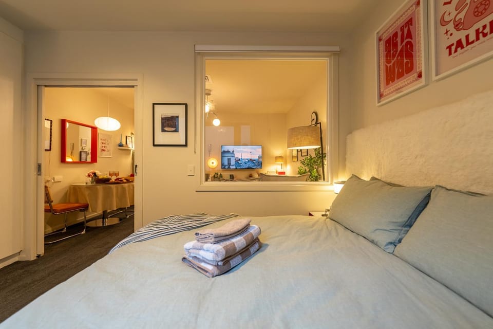 Bed, TV and multimedia, Living room, Photo of the whole room, Bedroom, towels