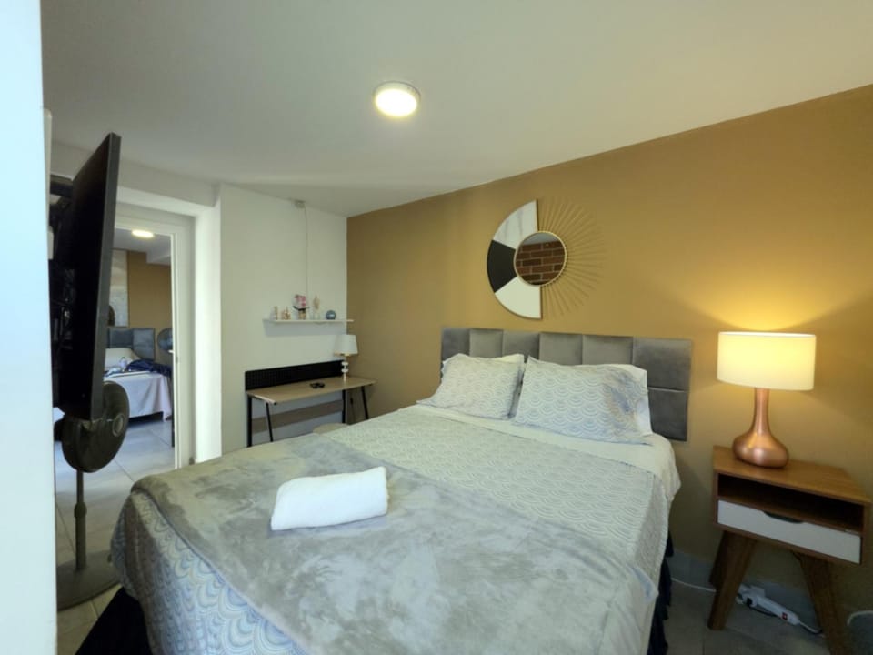 Bed, TV and multimedia, View (from property/room), Photo of the whole room, Seating area, Bedroom, City view, towels